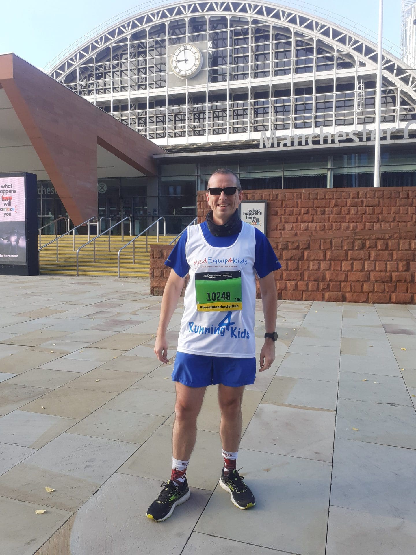 Retro runner Nigel Holmes runs Manchester 10k backwards